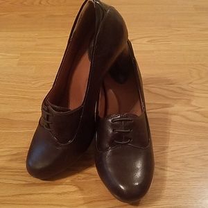 Like new Clarks brown heels